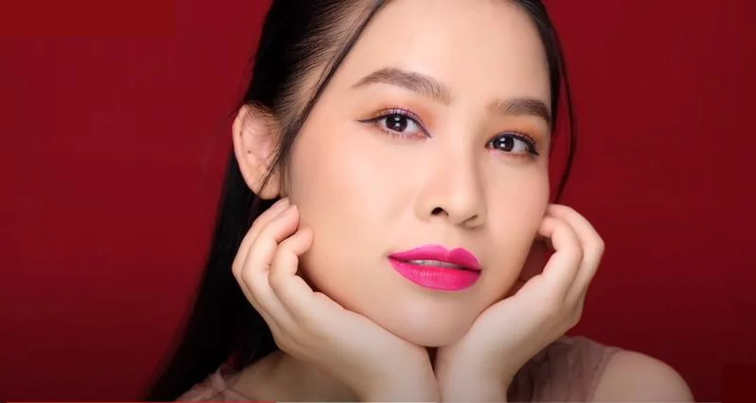 Ảnh chân dung minh họa cách pha màu hồng nhạt cho tông môi dịu