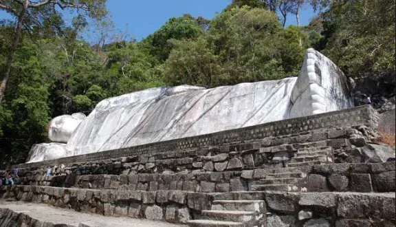 Tôn tượng tại chùa Núi