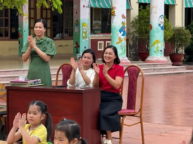 Ban giám hiệu trường mầm non đến tham dự và cổ vũ cuộc thi vẽ tranh cho các bé