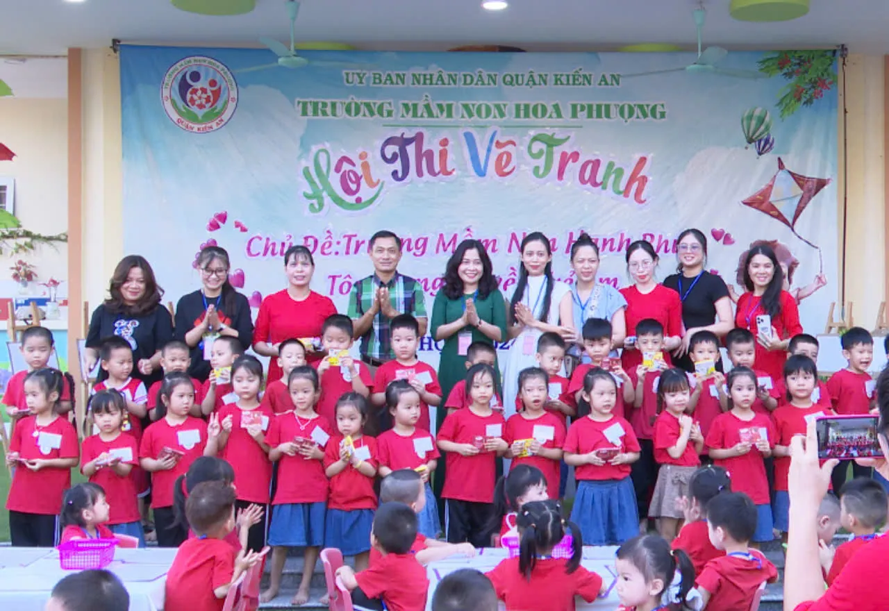 Ban giám hiệu trường mầm non Hoa Phượng động viên các bé