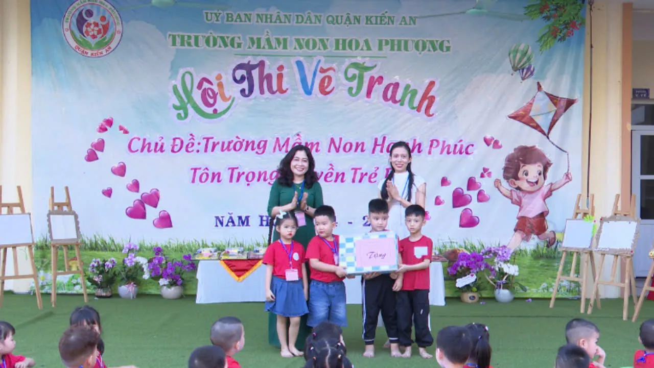 Ban giám hiệu và phụ huynh tặng quà cho các bé tham gia hội thi