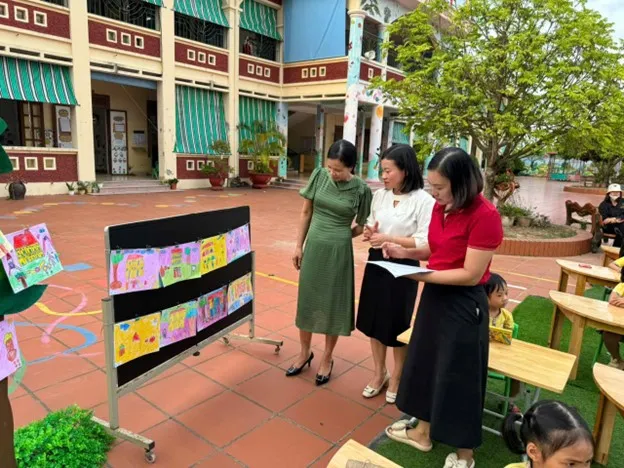 Ban giám khảo chấm điểm các tác phẩm tranh vẽ chủ đề trường mầm non xuất sắc nhất