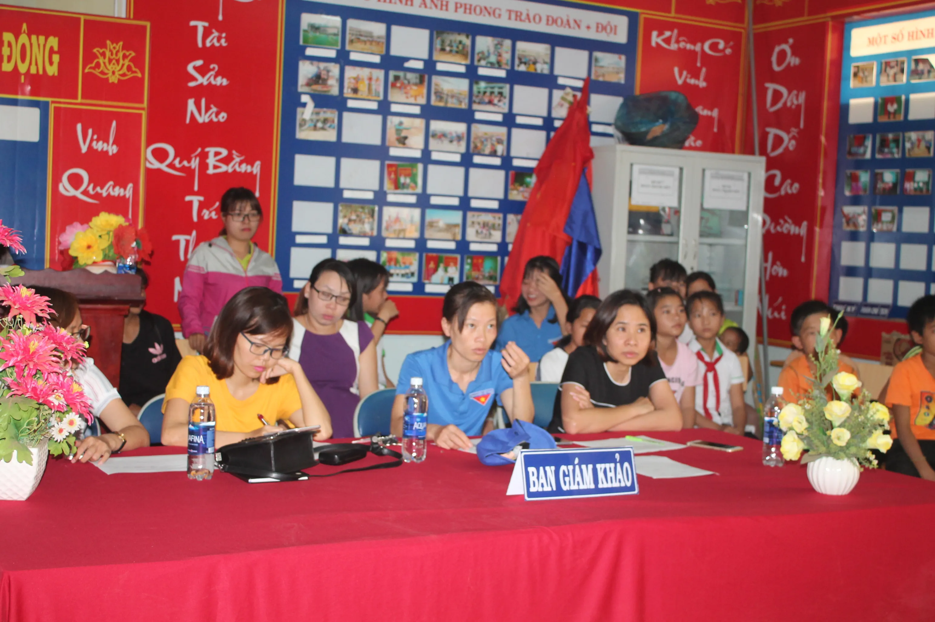 Ban giám khảo đang tập trung đánh giá các tác phẩm vẽ tranh tuyên truyền an toàn giao thông