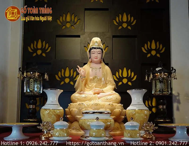 Vầng hào quang rực rỡ phía sau tượng Phật tạo điểm nhấn thiêng liêng