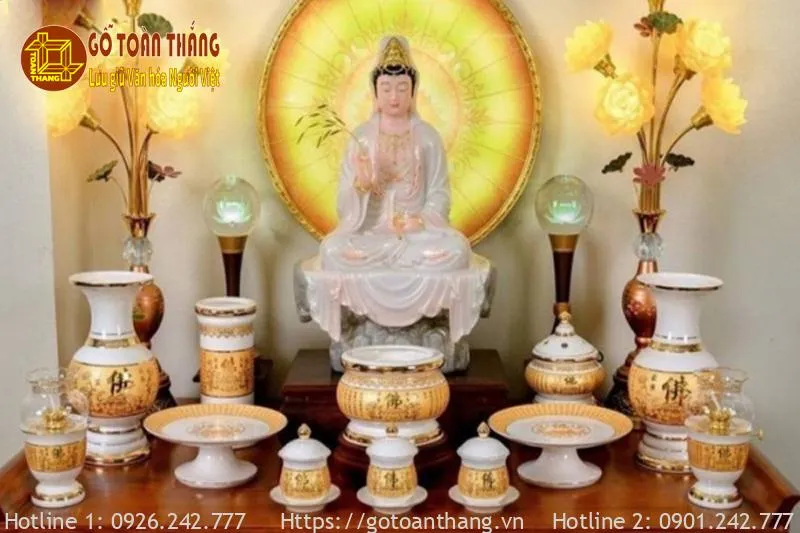 Vị trí trung tâm của tôn tượng Quan Âm Bồ Tát trên bàn thờ gia tiên