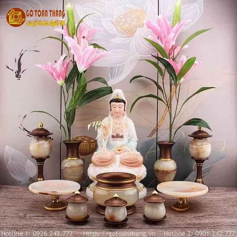 Các vật phẩm thờ cúng thiết yếu được sắp xếp ngăn nắp trên bàn thờ Phật