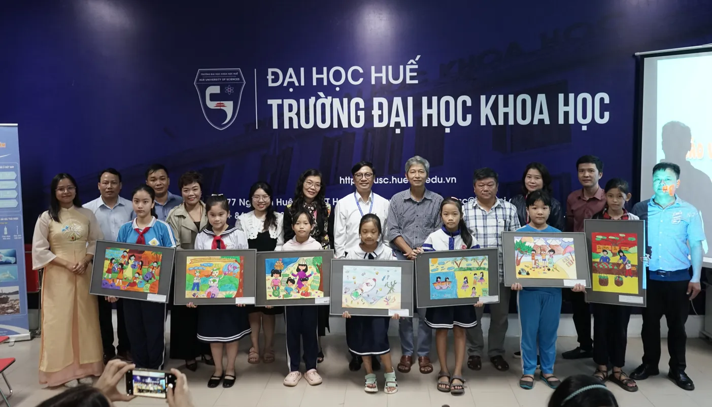 Ban tổ chức trao giải cho các tác phẩm tranh vẽ rác thải nhựa xuất sắc buổi chiều