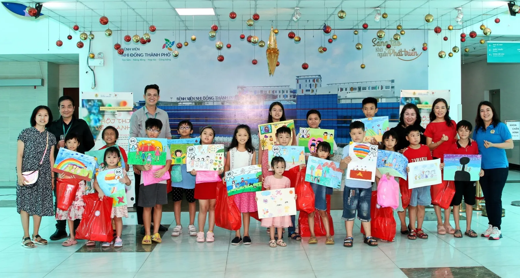 Ban tổ chức và các thí sinh nhí rạng rỡ trong ngày khai mạc hội thi vẽ tranh thiếu nhi