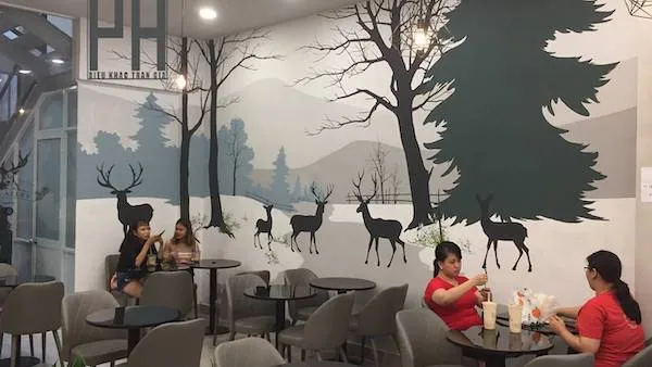 Bảo quản tranh tường đúng cách giúp duy trì vẻ đẹp thẩm mỹ lâu dài cho quán