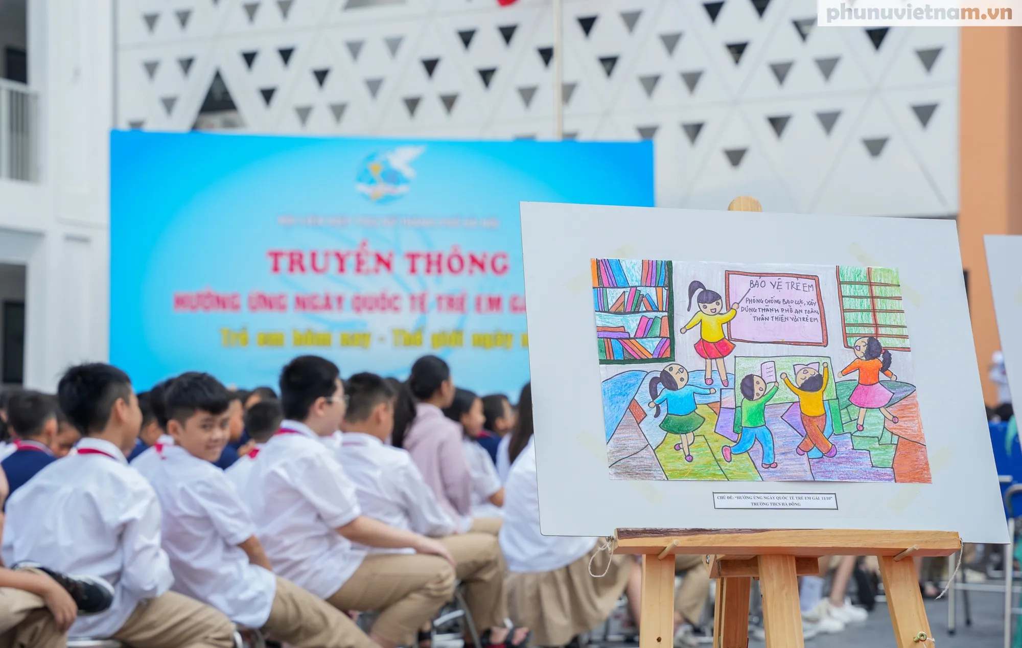 Tranh vẽ học sinh về phòng chống bạo lực trẻ em gái