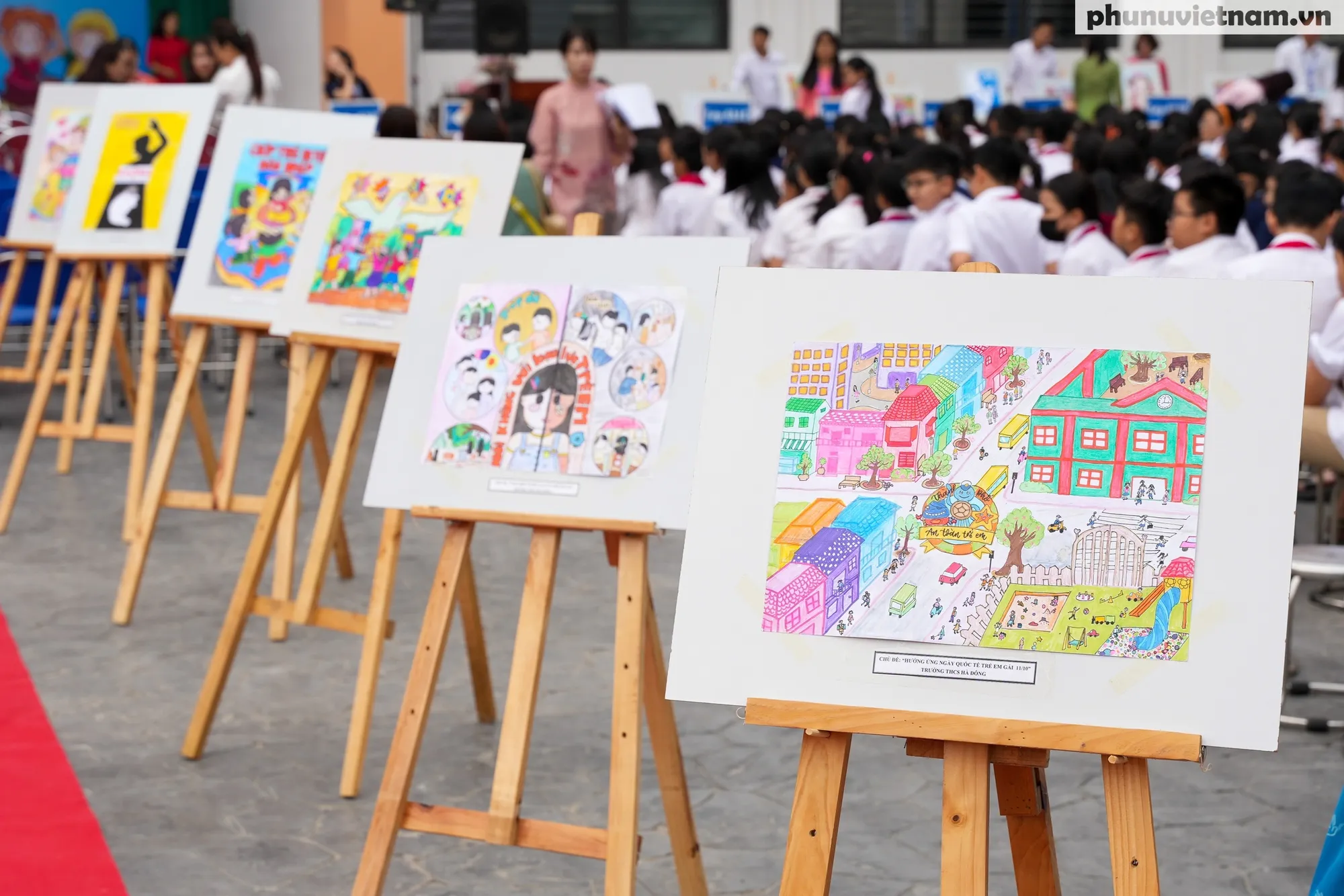 Học sinh vẽ tranh về tầm nhìn tương lai trẻ em gái