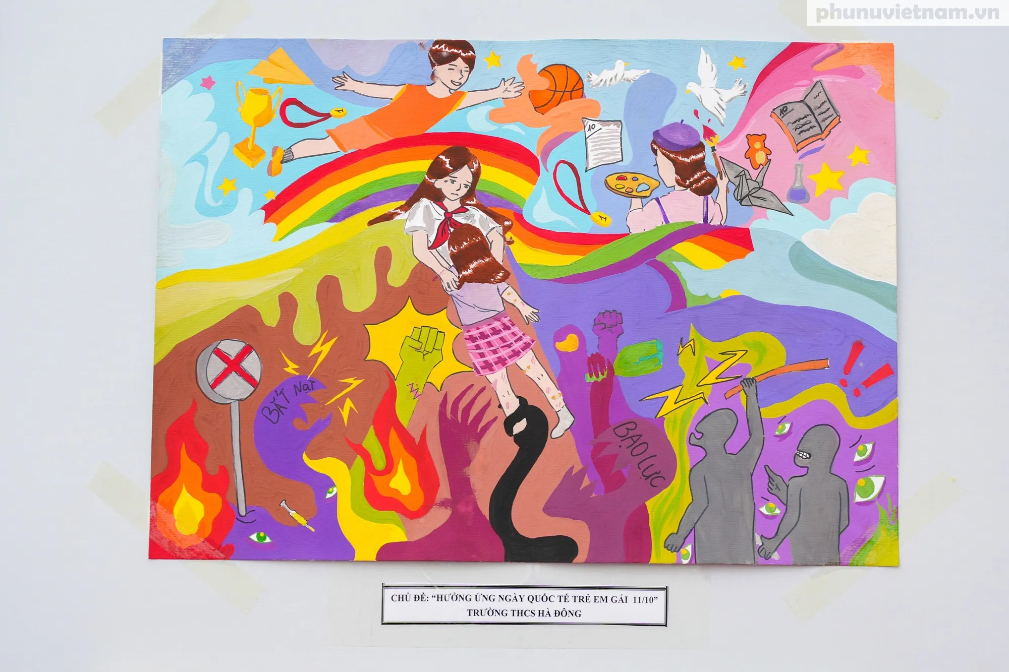 Học sinh bên cạnh tác phẩm vẽ tranh chống xâm hại