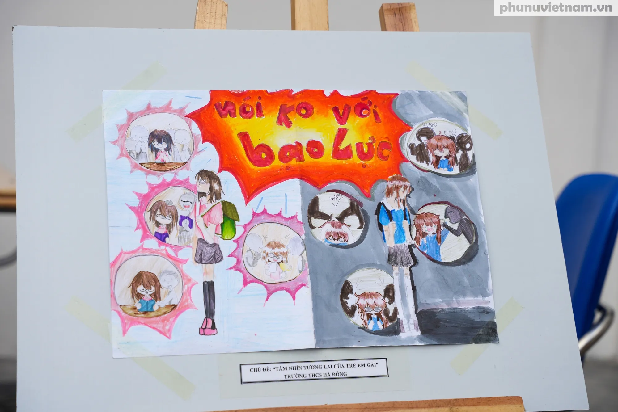Học sinh thảo luận về tranh vẽ phòng chống xâm hại