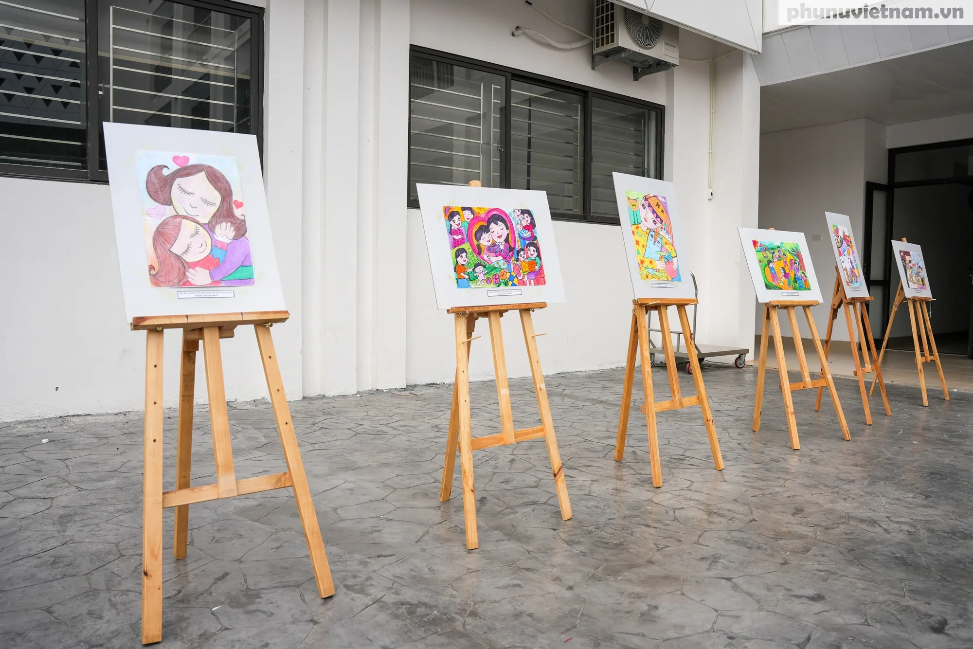 Học sinh bên tác phẩm về tương lai trẻ em gái