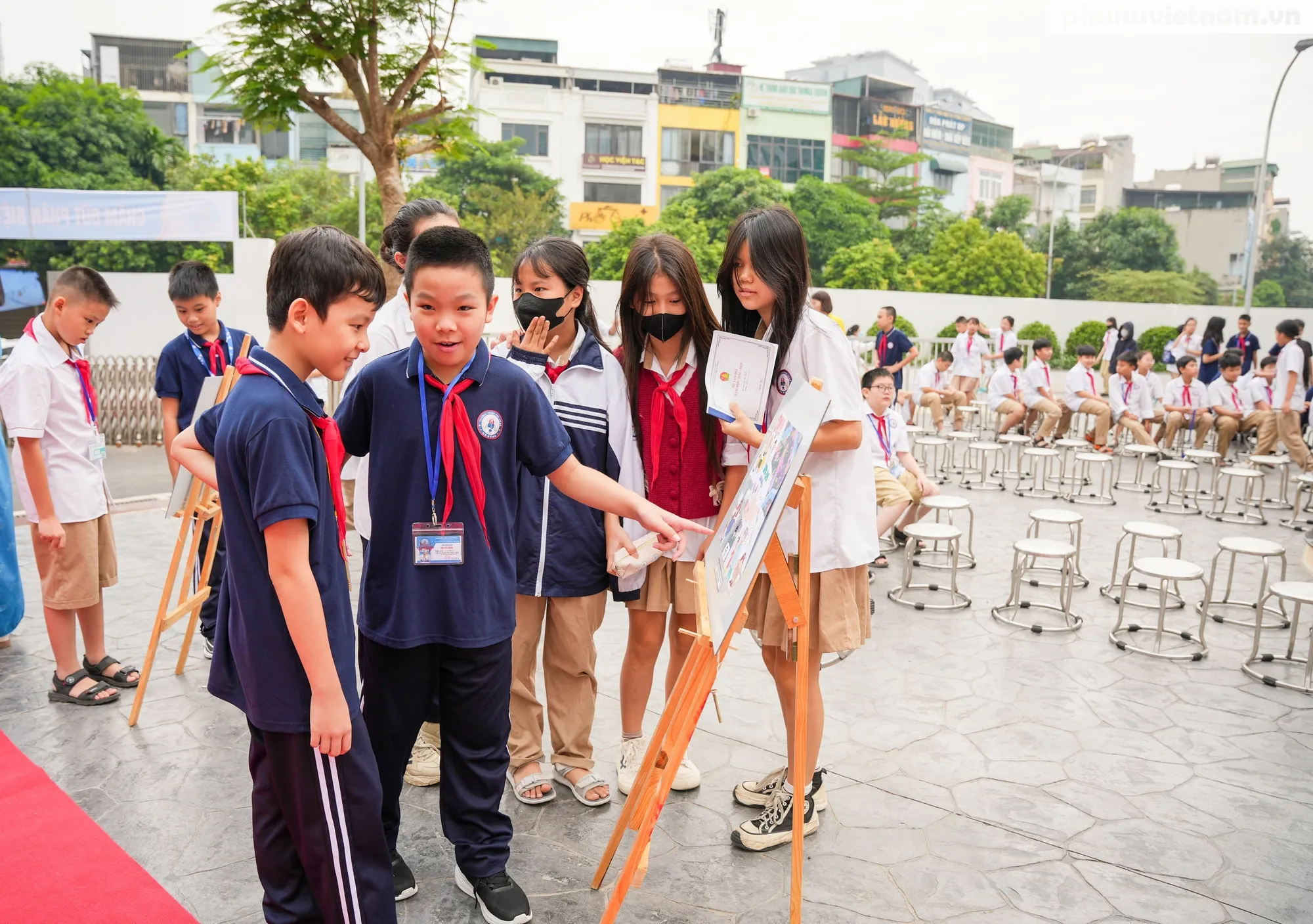 Học sinh vẽ tranh về quyền trẻ em