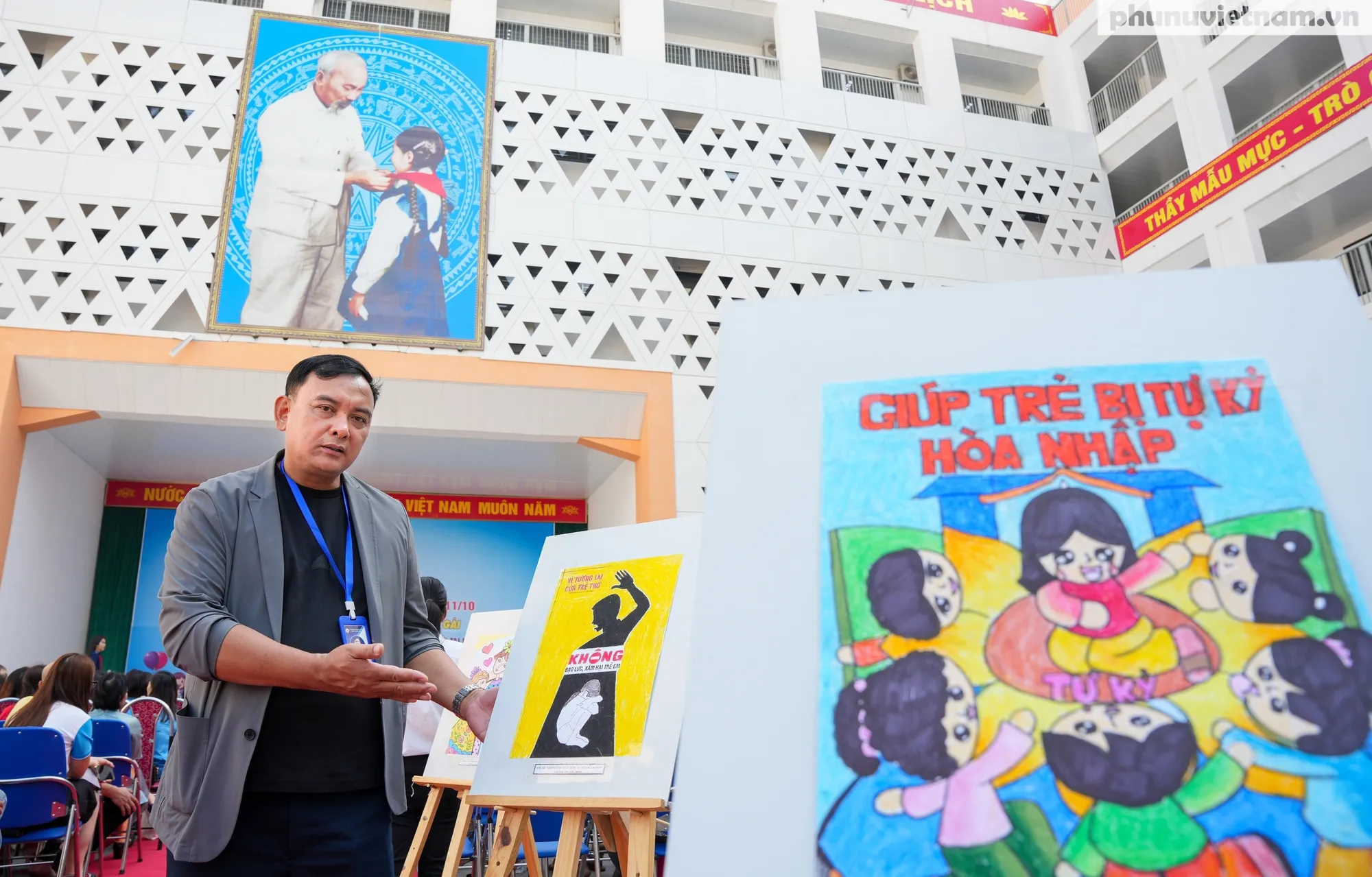 Giáo viên hướng dẫn học sinh vẽ tranh