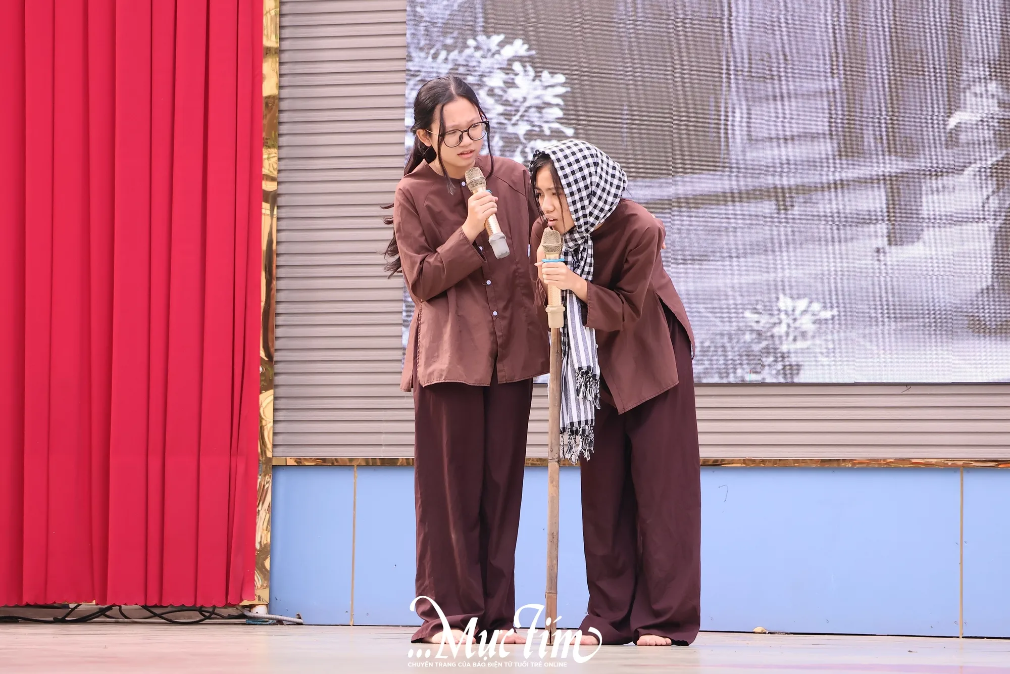 Học sinh tái hiện cảnh nghèo đói trong xã hội cũ qua tác phẩm văn học