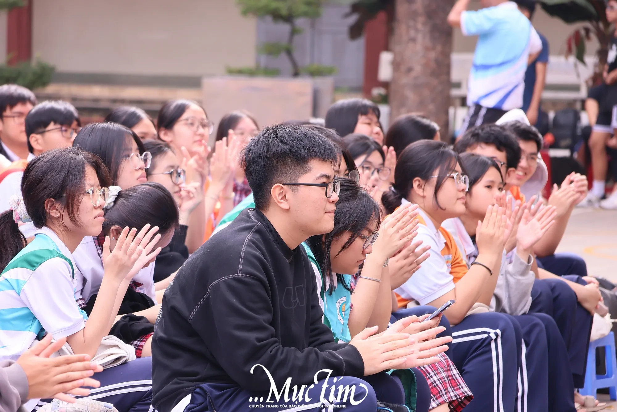 Khán giả học sinh nhiệt tình ủng hộ các tiết mục văn nghệ