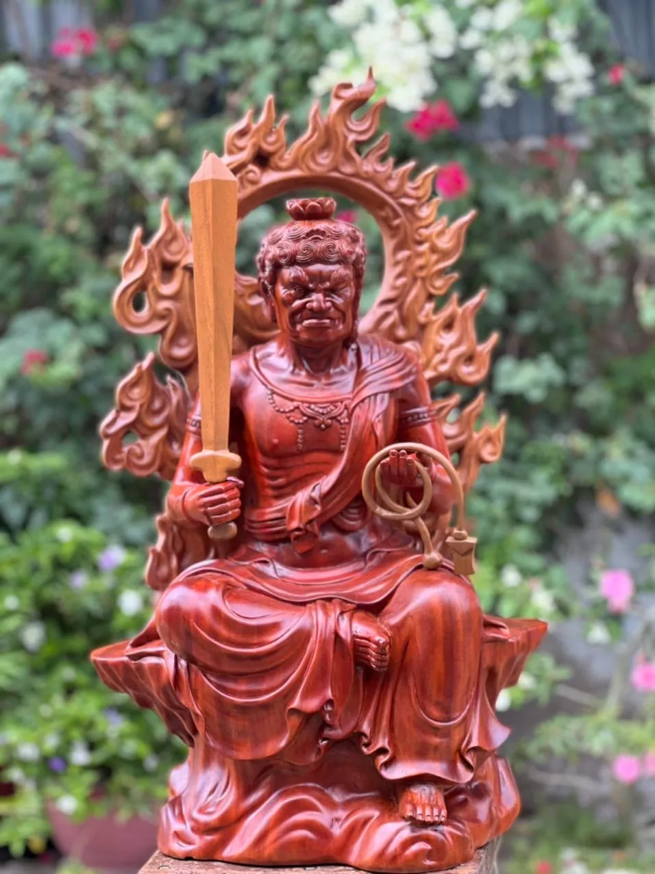 Tác phẩm tượng phật bất động minh vương điêu khắc tinh xảo từ gỗ tự nhiên