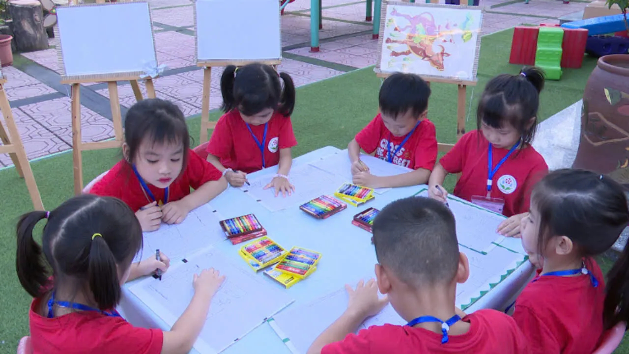 Bé gái đang say sưa vẽ tranh trong cuộc thi