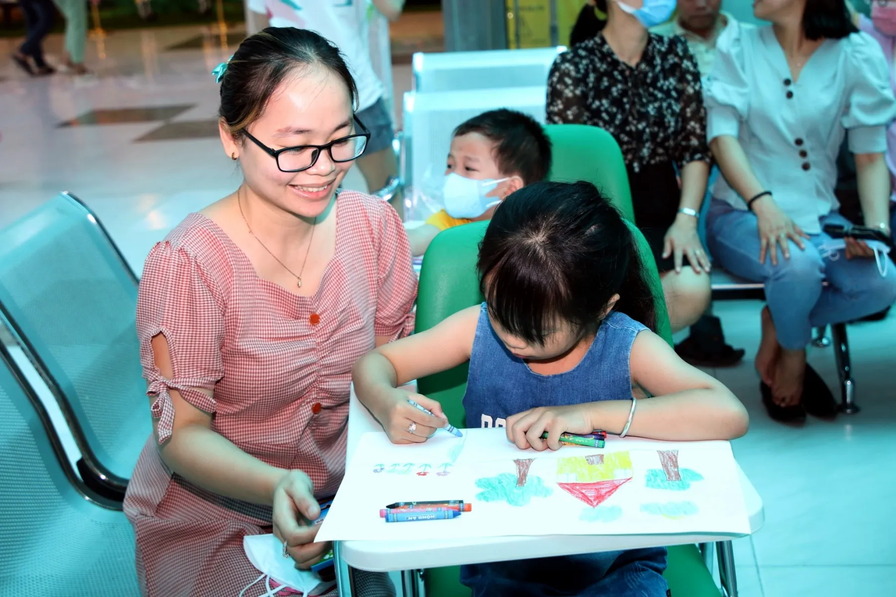 Bé hào hứng cùng mẹ tham gia sáng tạo tại hội thi vẽ tranh thiếu nhi