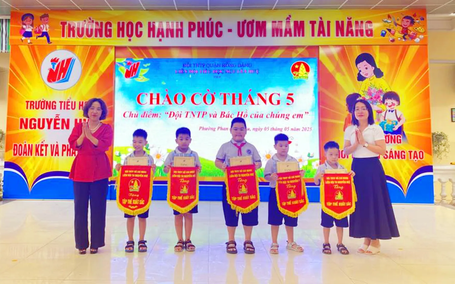 Bé hào hứng thực hiện bài thi đội mũ xinh bảo vệ chúng mình vẽ tranh về Đội