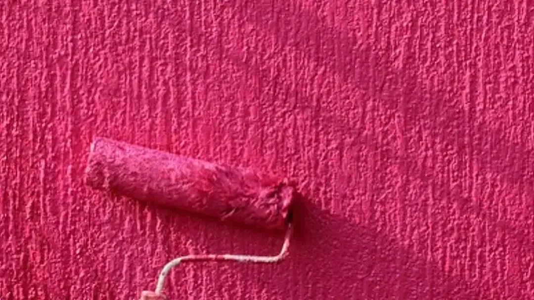 Bề mặt sơn hồng cho thấy cách pha màu hồng nhạt khi tăng độ phủ