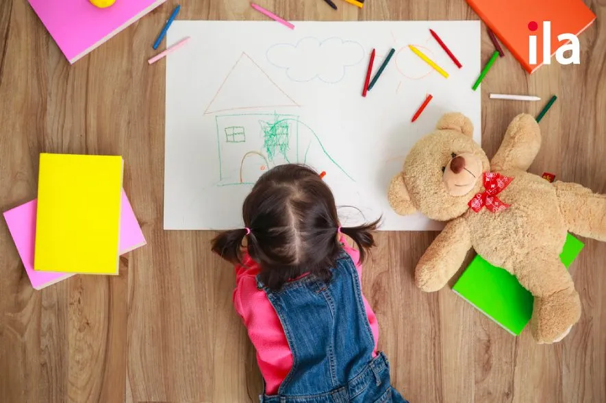 Bé sử dụng trí thông minh nội tâm để thể hiện cách vẽ tranh sáng tạo