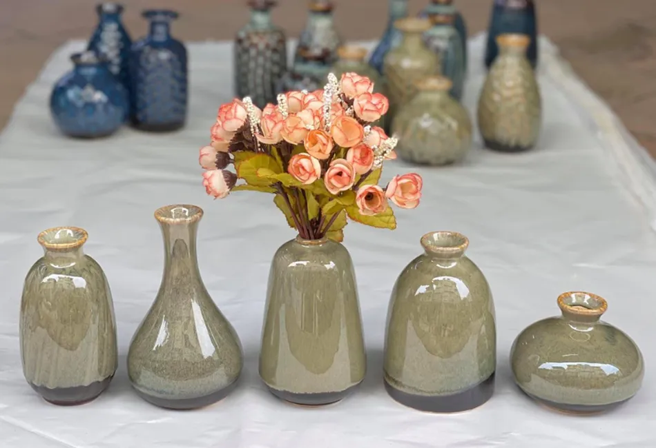 Các mẫu bình hoa gốm sứ đẹp kích thước mini cho bàn làm việc
