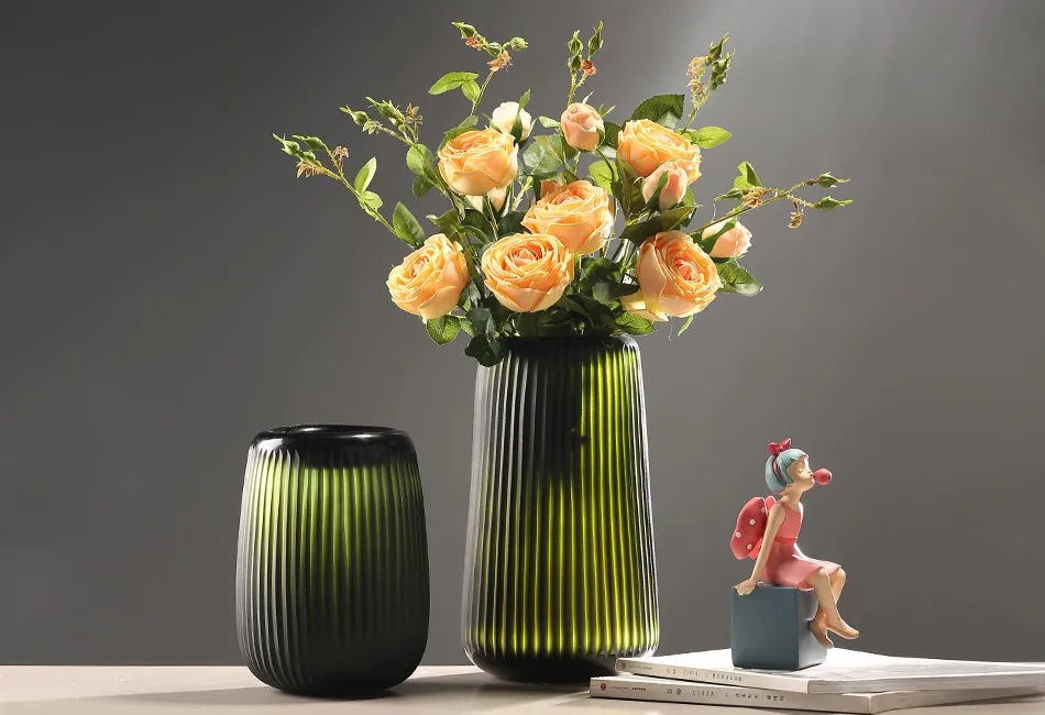 Bình thủy tinh màu tạo điểm nhấn hiện đại