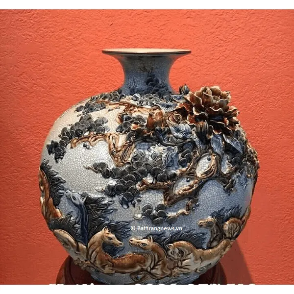 Bình hút tài lộc đắp nổi họa tiết mã đáo thành công phong thủy