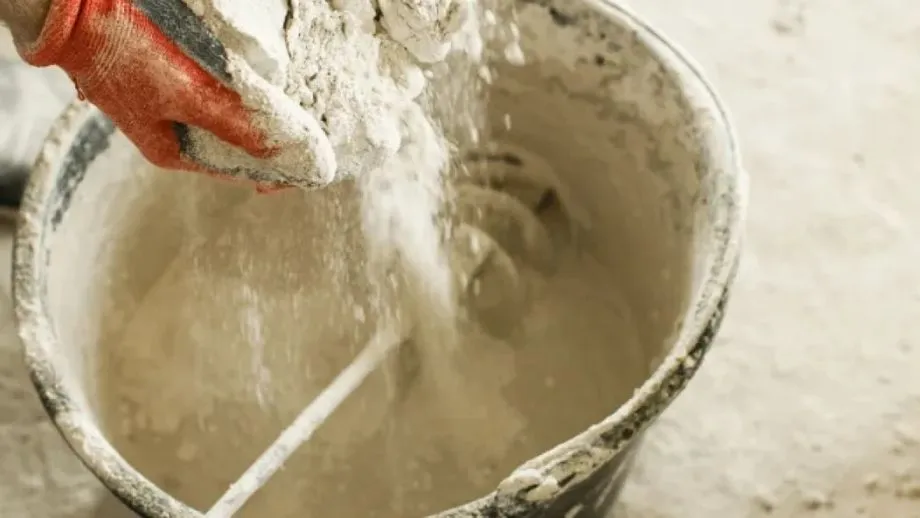 Tượng thạch cao trắng đang được sấy trong lò ở nhiệt độ thấp