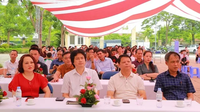 Bức tranh đề tài thầy cô và mái trường nhận được sự quan tâm lớn