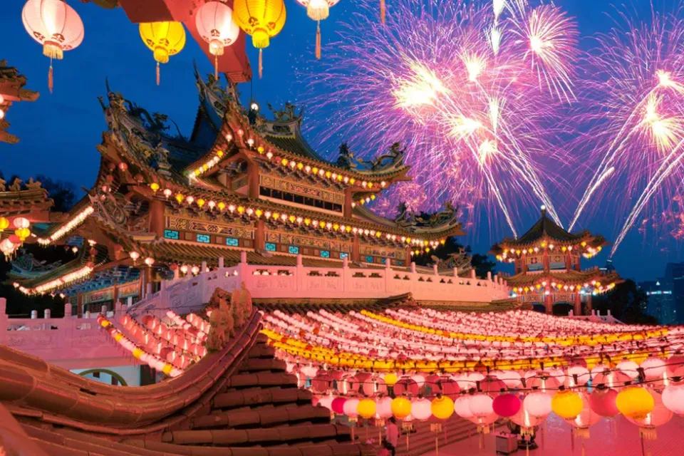 Bức tranh màu nước em bé dọn dẹp nhà cửa chi tiết và đầy màu sắc sống động