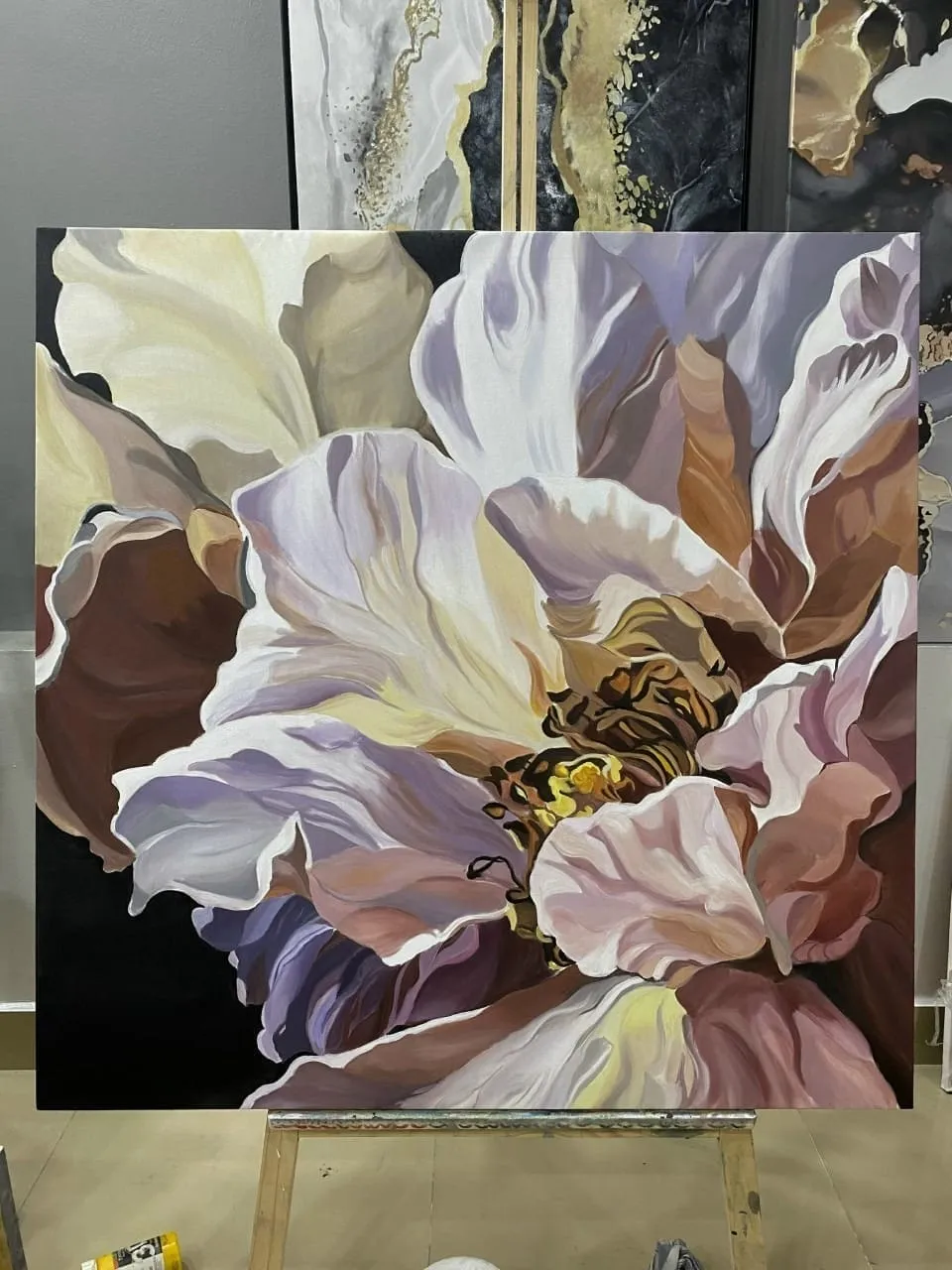 Bức tranh sơn dầu vẽ tay tinh tế mang lại vẻ sang trọng cho căn phòng