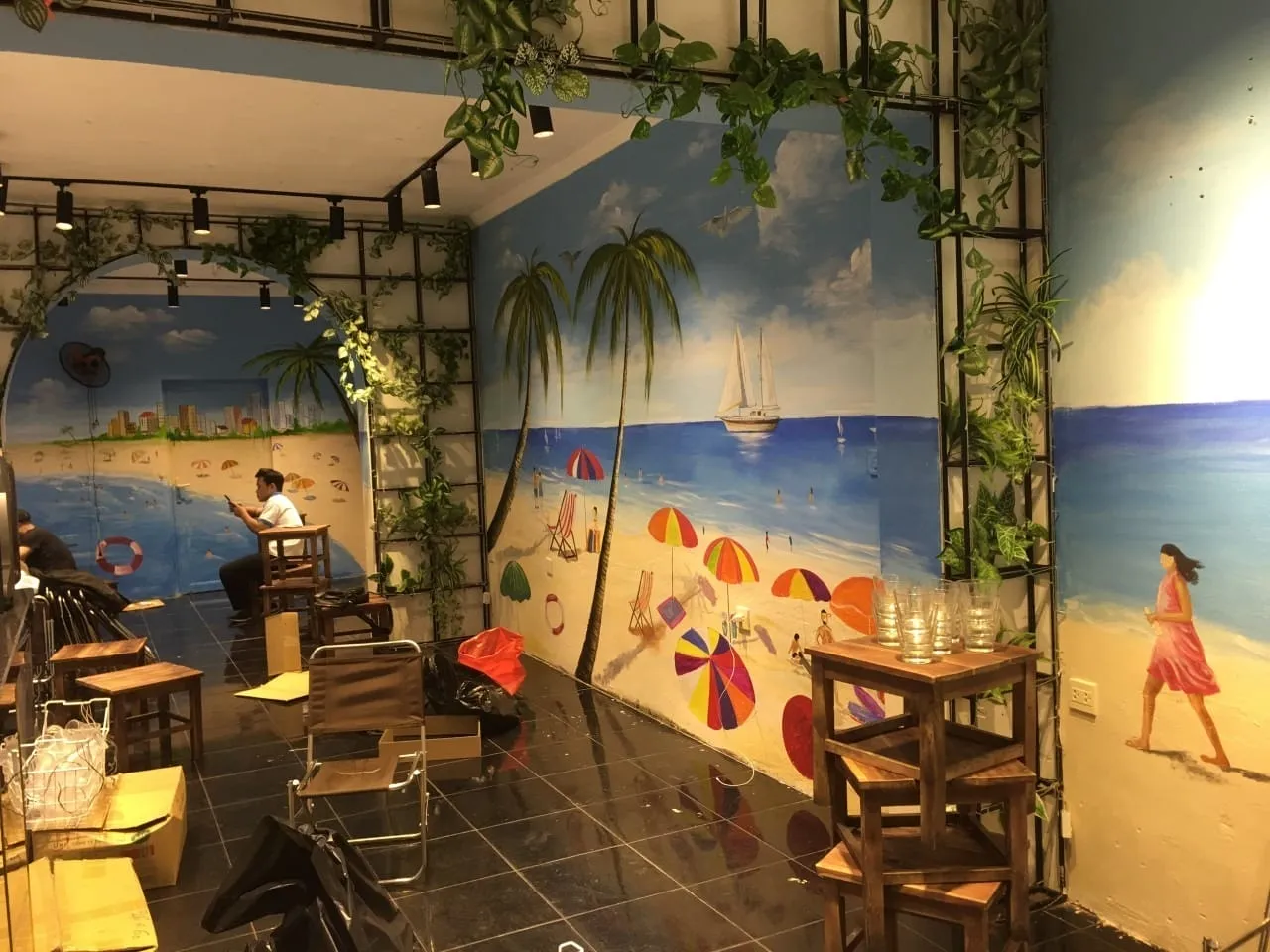 Bức tranh tường chủ đề biển cả mang lại cảm giác mát mẻ cho không gian