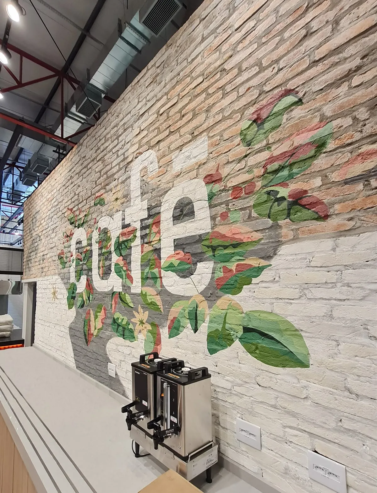 Bức tranh tường quán cafe phong cách vintage gợi nhắc về những kỷ niệm xưa cũ