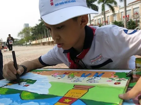 Bức tranh vẽ cảnh biển đảo quê hương với những gam màu tươi sáng và đầy sức sống