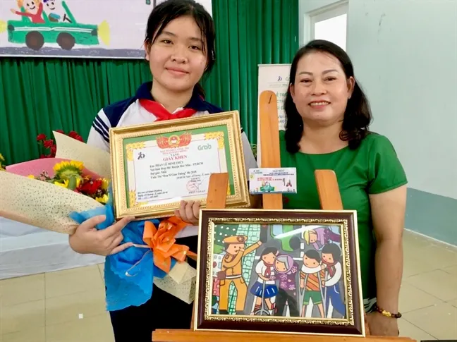 Bức tranh vẽ cảnh chú cảnh sát giao thông đang hướng dẫn các em nhỏ qua đường