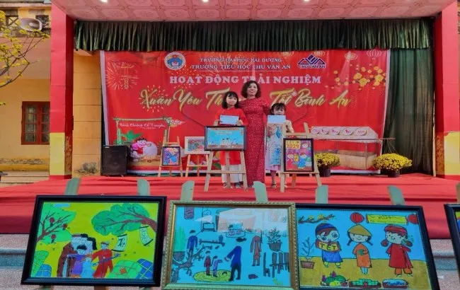 Bức tranh vẽ chủ đề quê hương mô tả cảnh làng quê yên bình