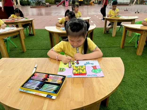Bức tranh vẽ chủ đề trường mầm non thể hiện cảnh sinh hoạt vui tươi của bé
