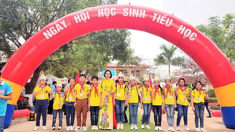 Bức tranh vẽ không khí lễ hội trường học với học sinh tham gia các gian hàng trò chơi và biểu diễn văn nghệ đặc sắc