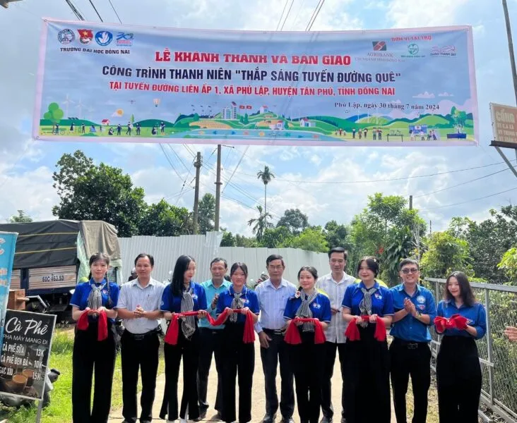 Bức tranh vẽ về đoàn thanh niên tham gia hoạt động tình nguyện giúp đỡ cộng đồng ý nghĩa