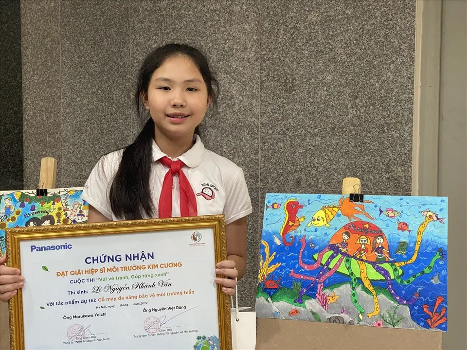 Các bạn nhỏ cùng nhau tham gia hoạt động trồng cây xanh bảo vệ môi trường