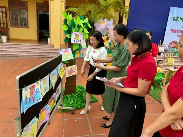 Các bé đạt giải cao trong cuộc thi vẽ tranh chủ đề trường mầm non hạnh phúc