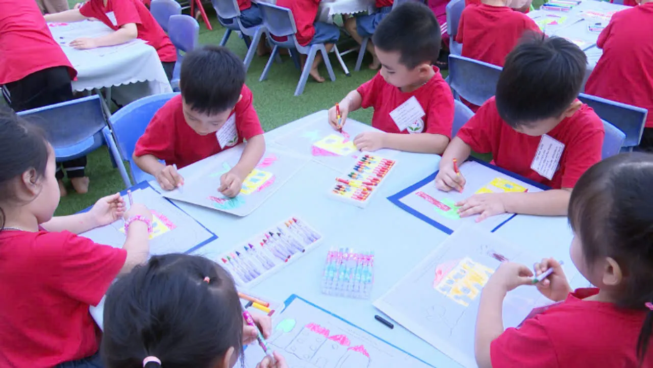 Các bé hào hứng sáng tạo bức tranh của mình