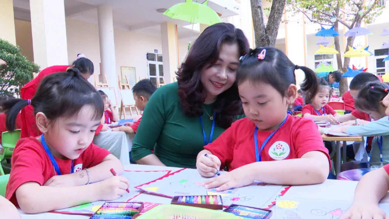 Các bé mầm non vẽ tranh với nhiều màu sắc rực rỡ