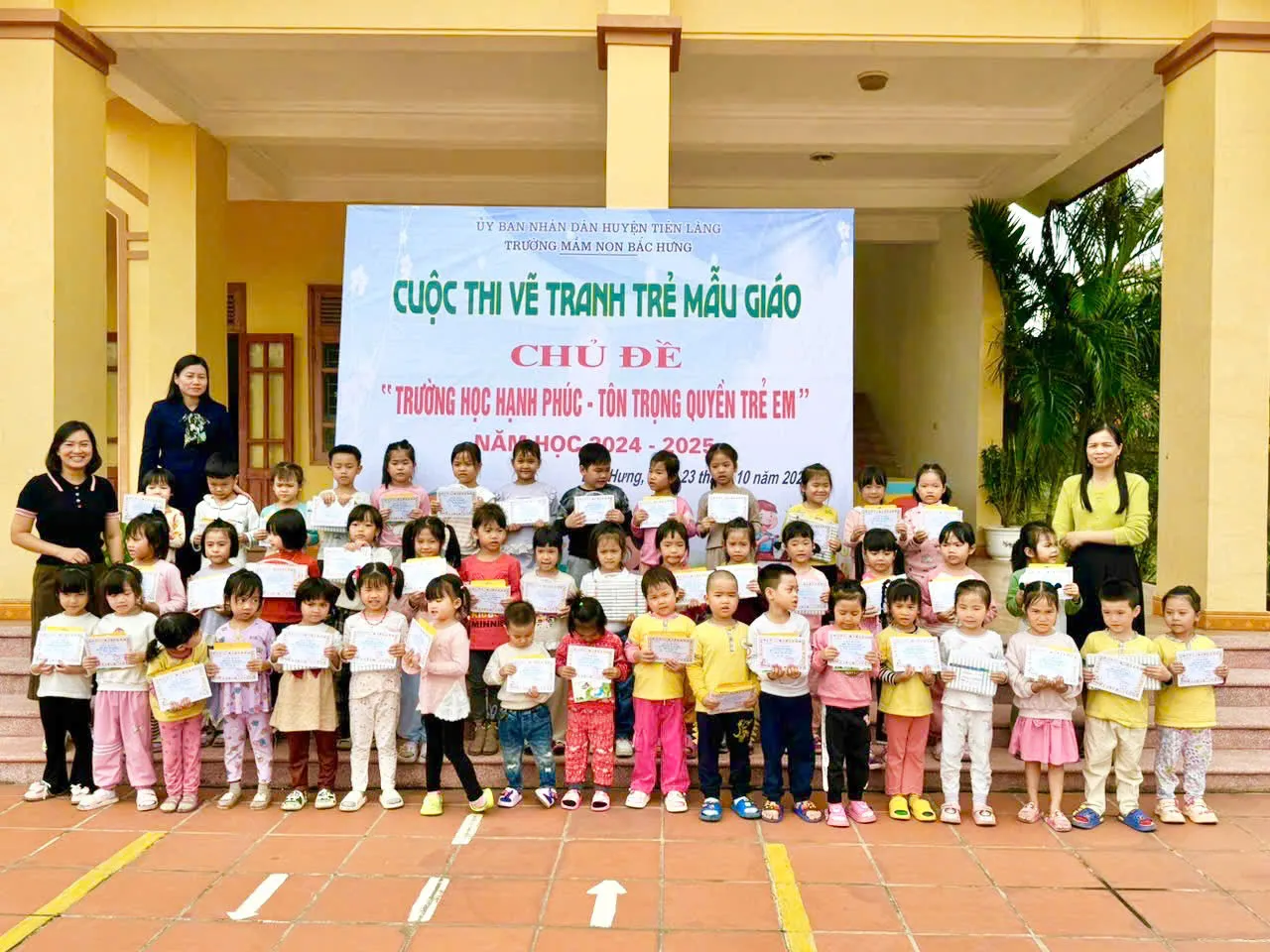 Các bé trường mầm non vui tươi phấn khởi tham gia ngày hội tranh vẽ chủ đề trường mầm non