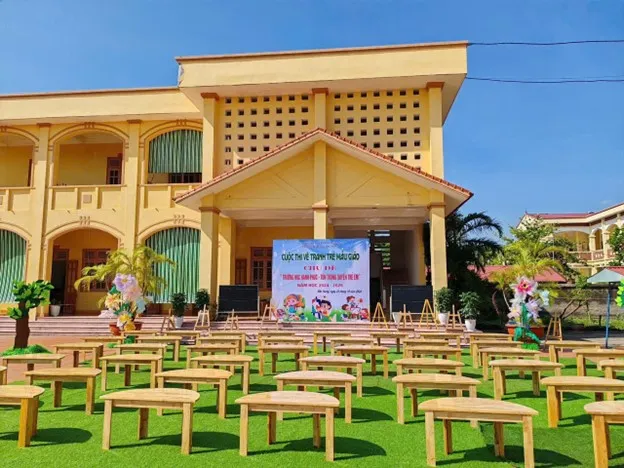 Các cô giáo chuẩn bị sẵn sàng họa cụ cho các bé vẽ tranh chủ đề trường mầm non