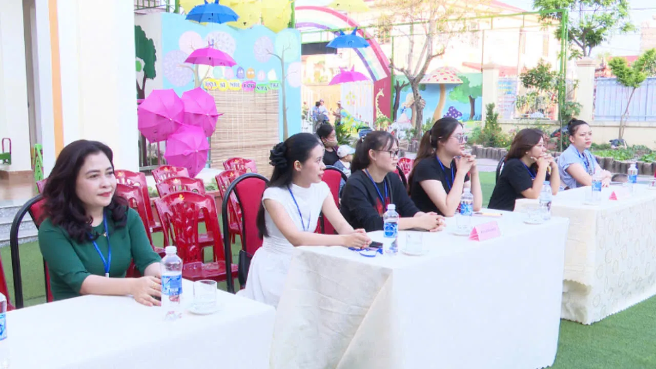 Các đại biểu tham dự hội thi vẽ tranh tại trường mầm non Hoa Phượng